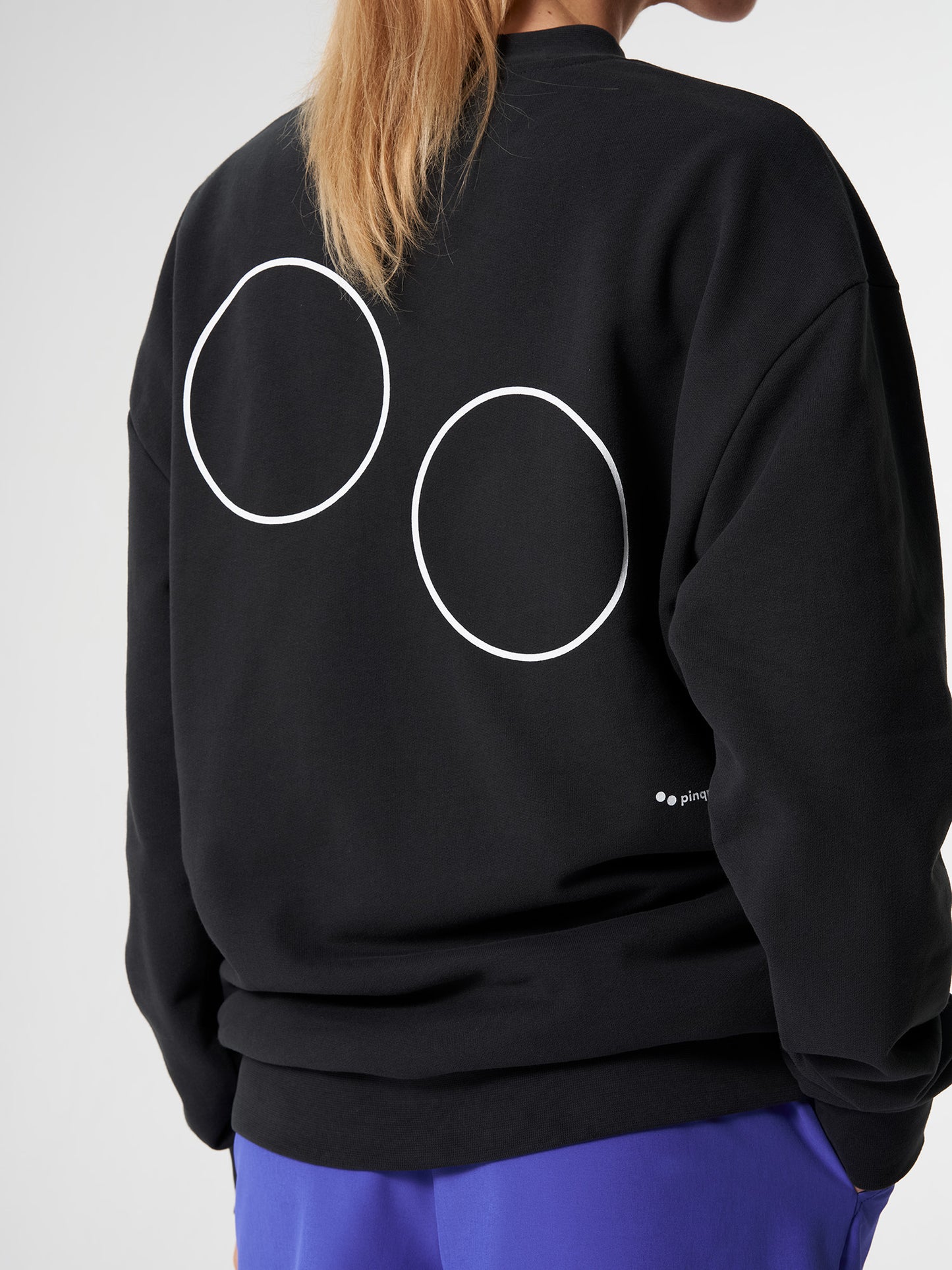 pinqponq-Sweatshirt-Unisex-Circles-Peat-Black-model-closeup-back