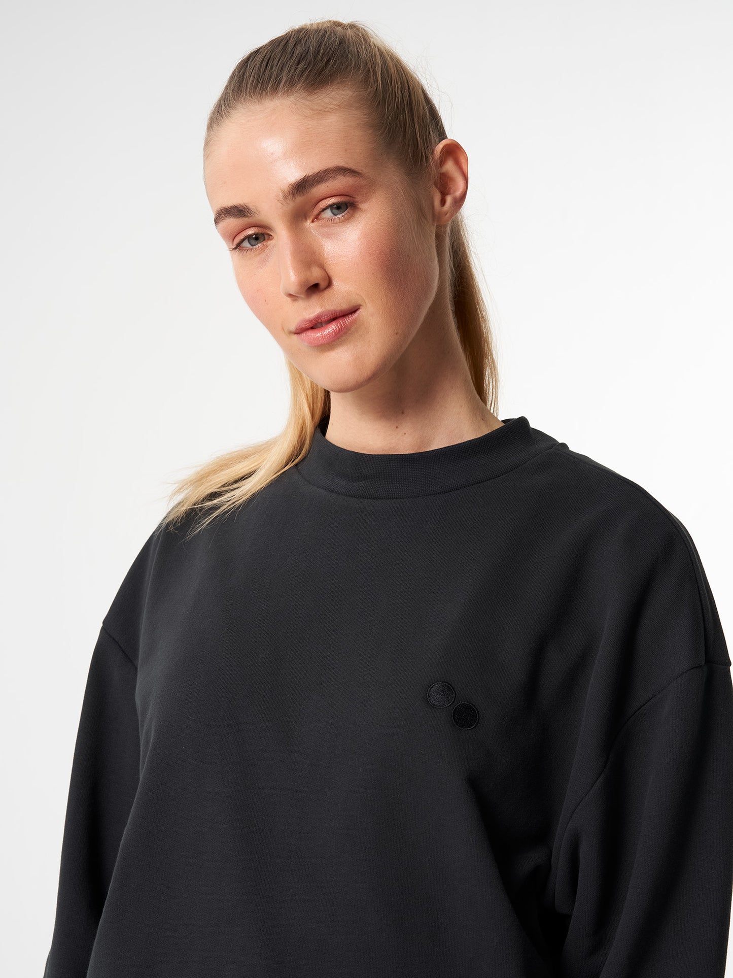 pinqponq-Sweatshirt-Unisex-Circles-Peat-Black-closeup-front