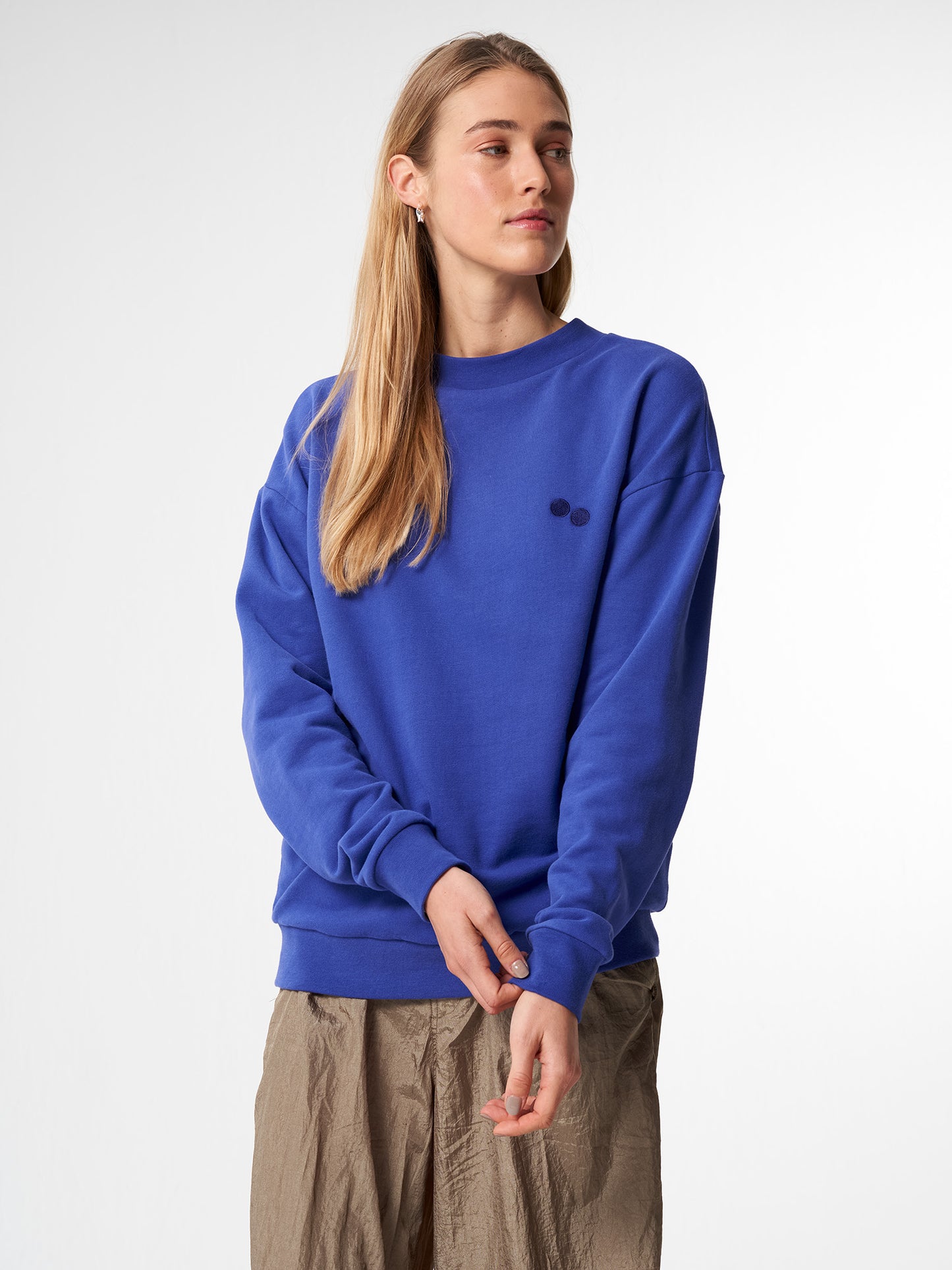 pinqponq-Sweatshirt-Unisex-Poppy-Blue-model-front