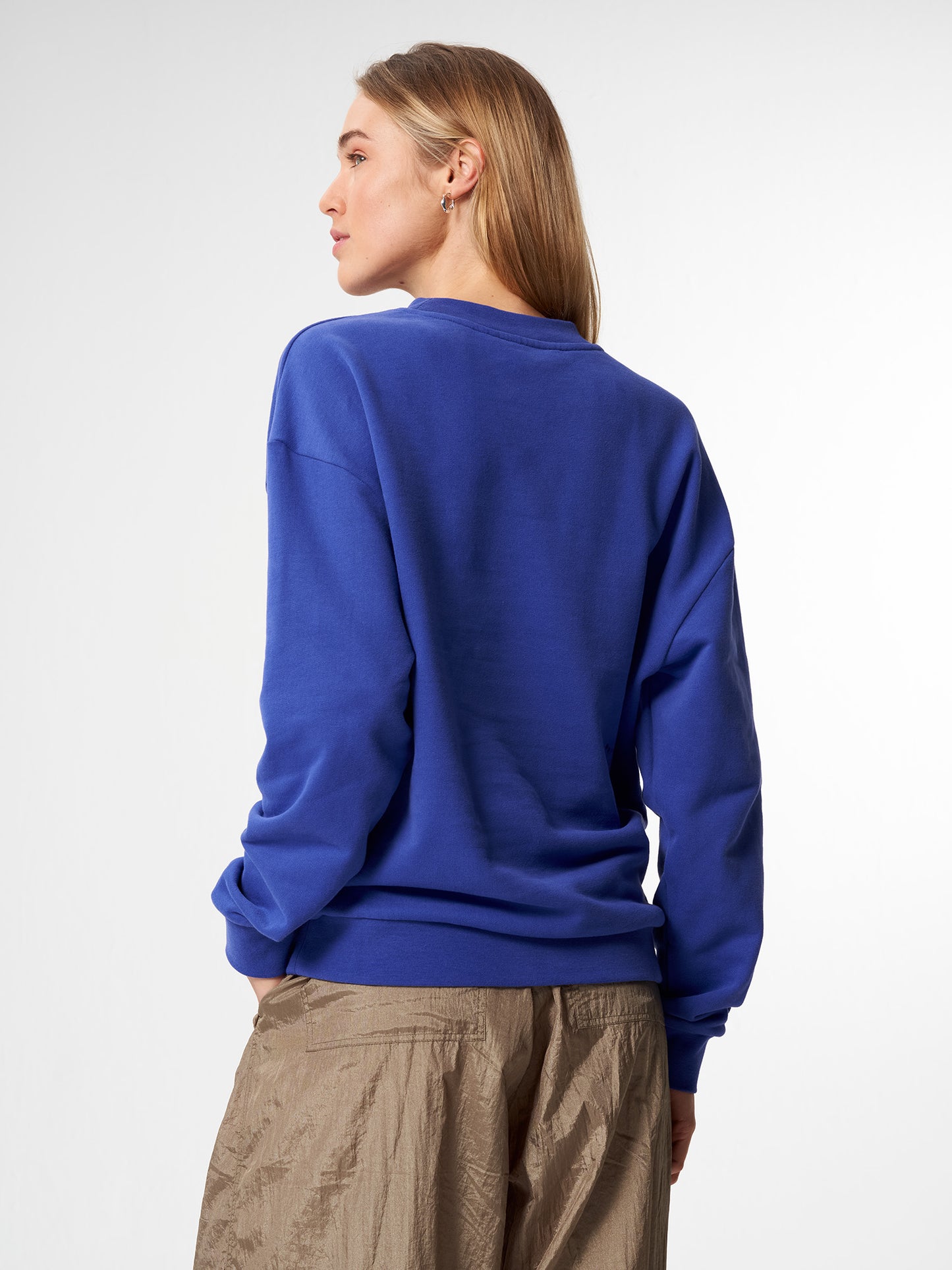pinqponq-Sweatshirt-Unisex-Poppy-Blue-model-back