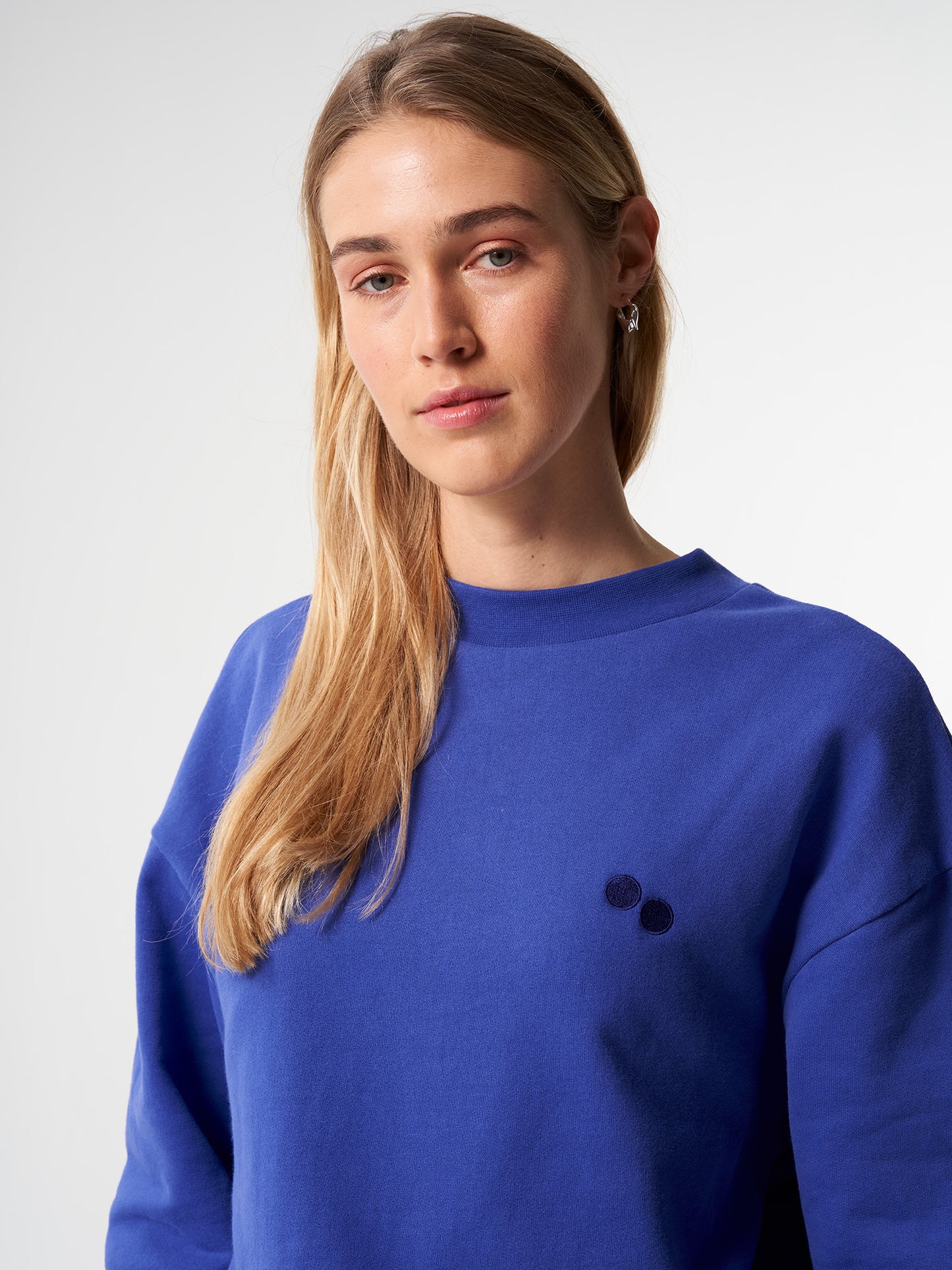 pinqponq-Sweatshirt-Unisex-Poppy-Blue-model-closeup-front