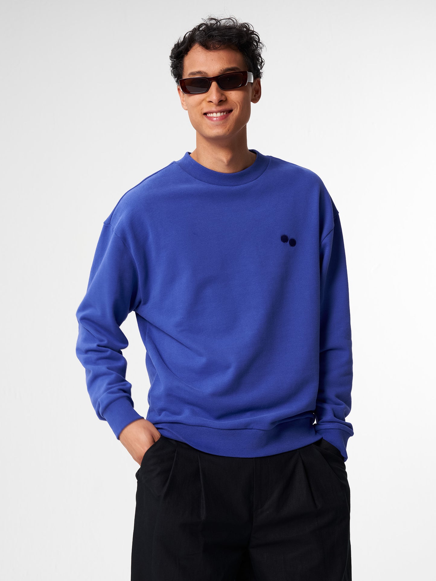 pinqponq-Sweatshirt-Unisex-Poppy-Blue-model-front
