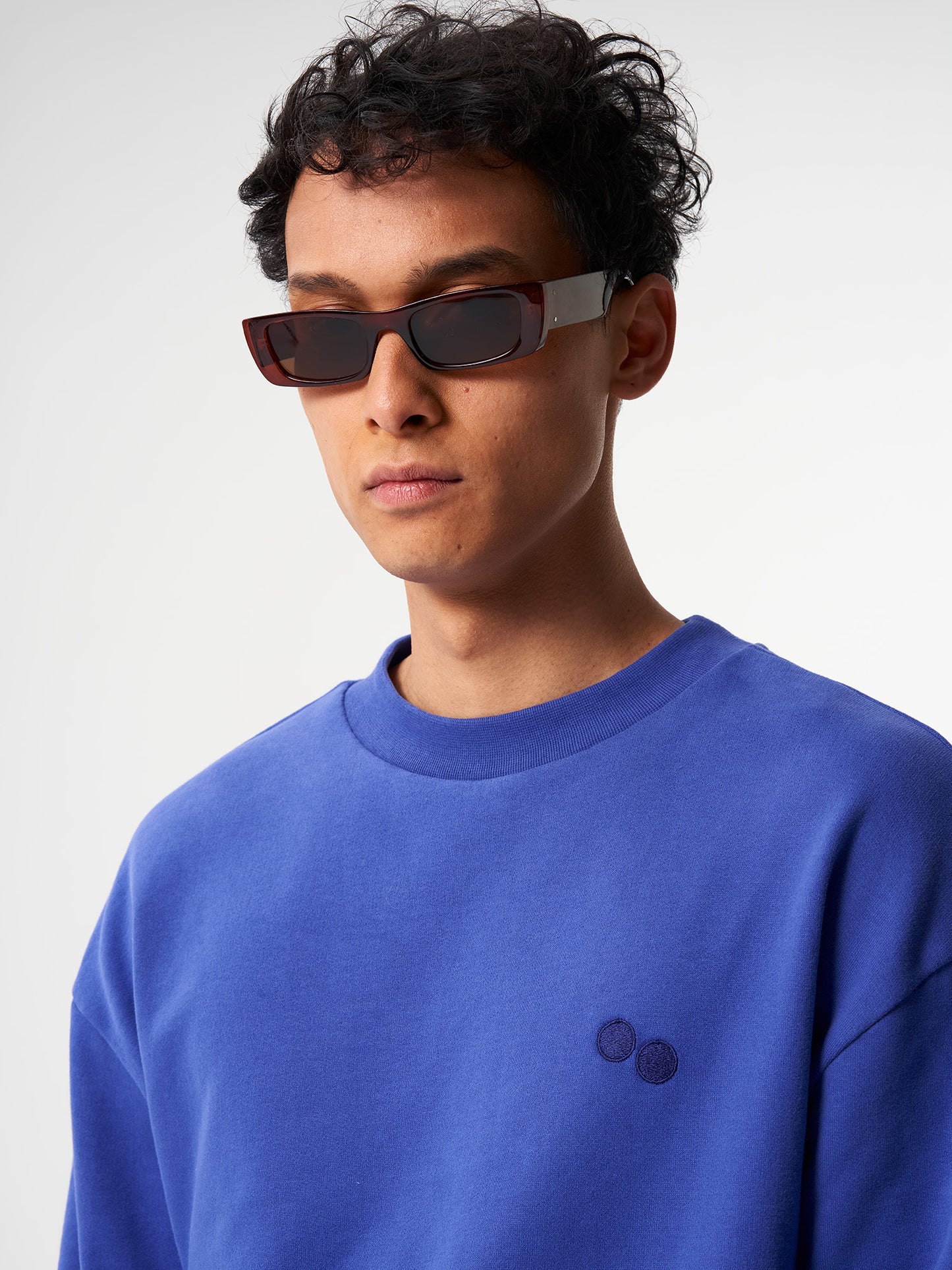 pinqponq-Sweatshirt-Unisex-Poppy-Blue-model-closeup-front