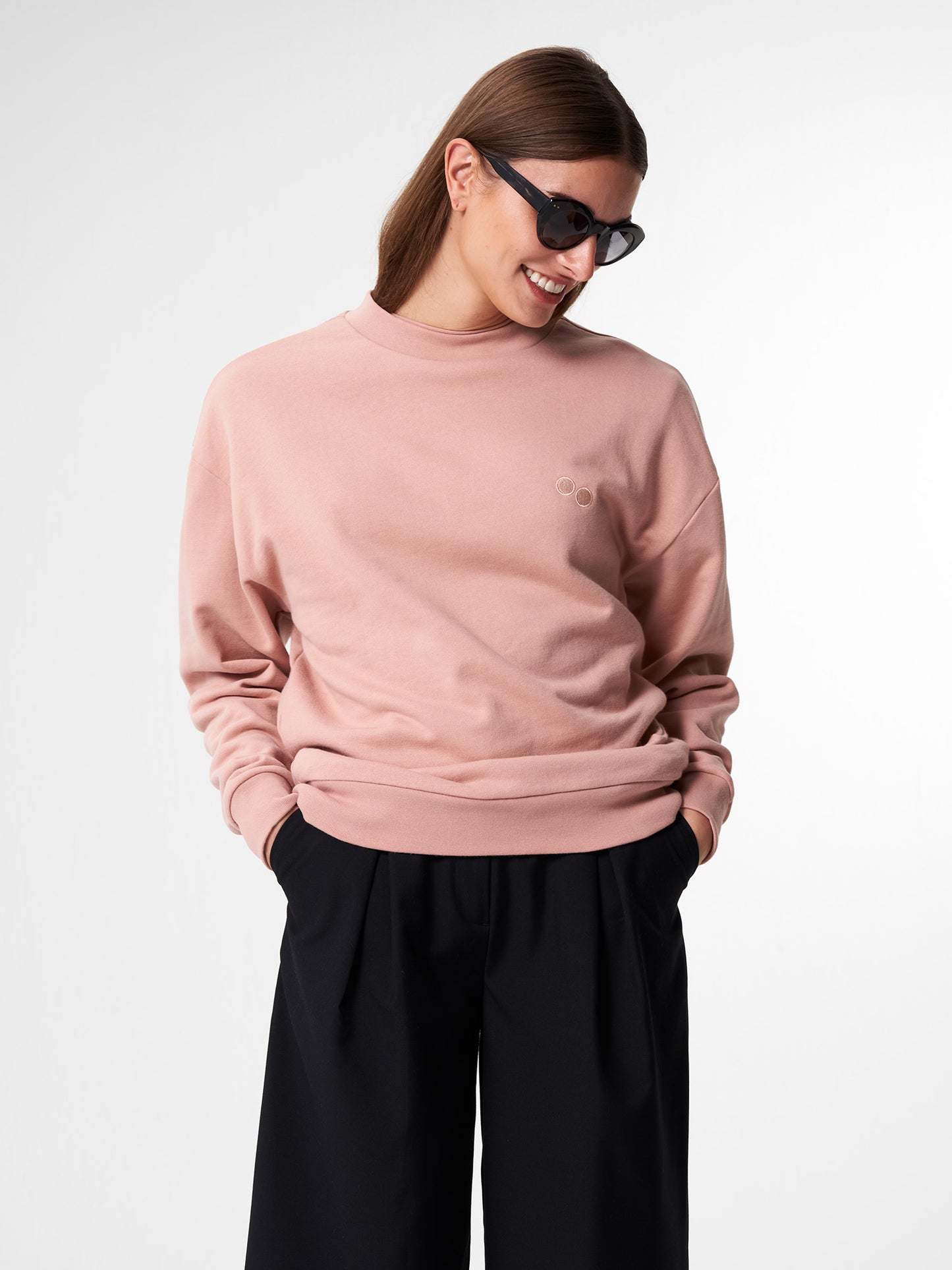 pinqponq-Sweatshirt-Unisex-Ash-Pink-model-front
