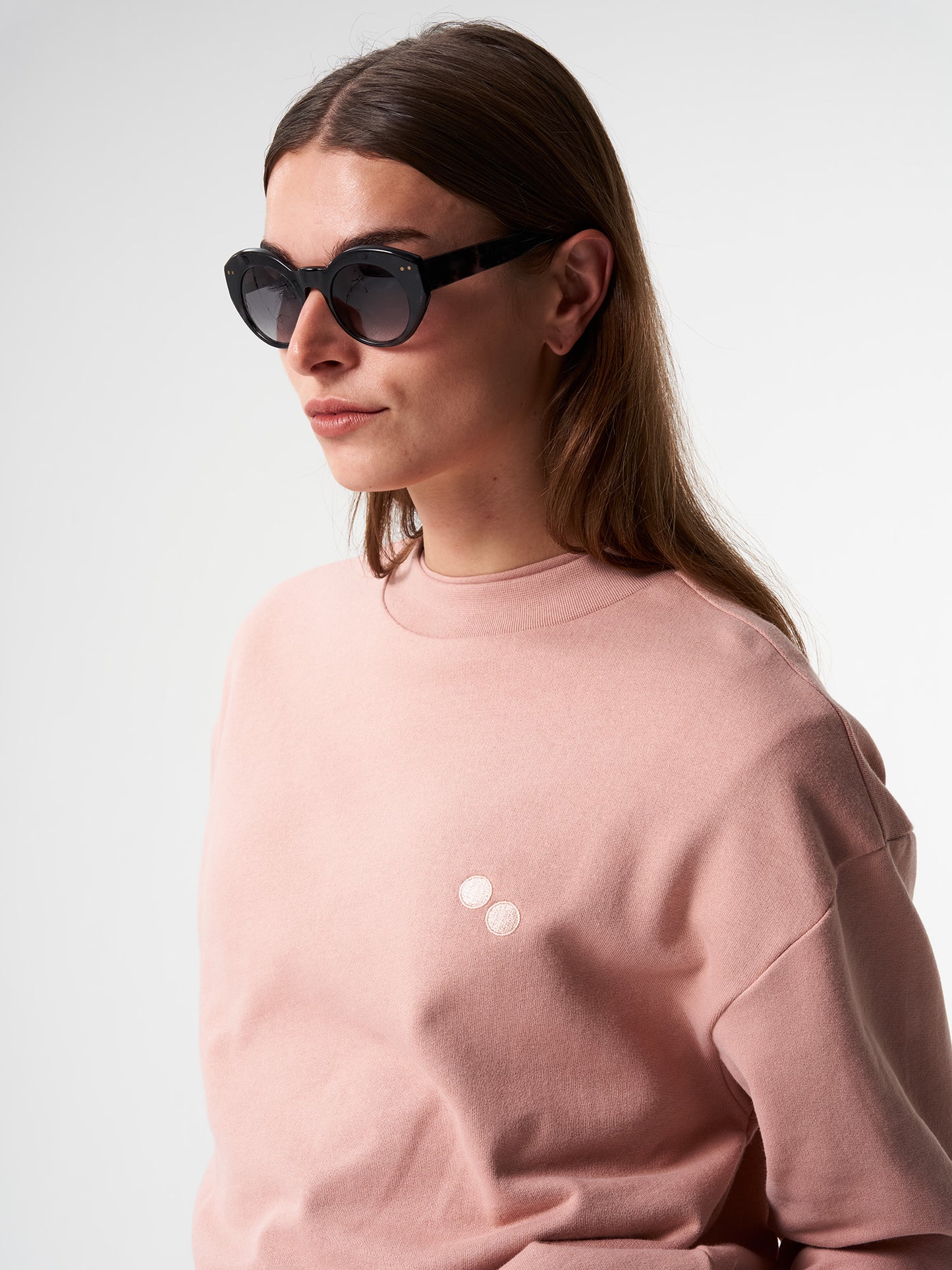 pinqponq-Sweatshirt-Unisex-Ash-Pink-model-closeup-front