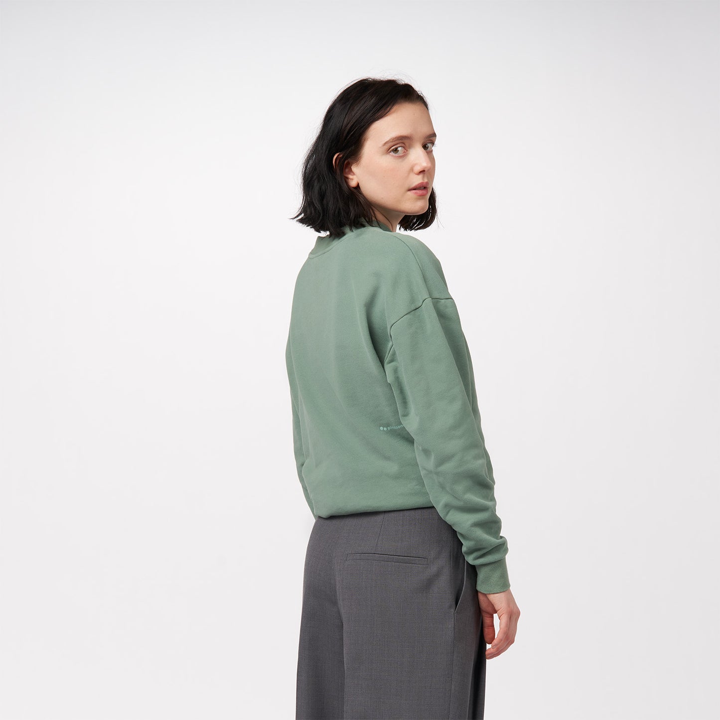 pinqponq-Sweatshirt-Monstera-Green-model-side