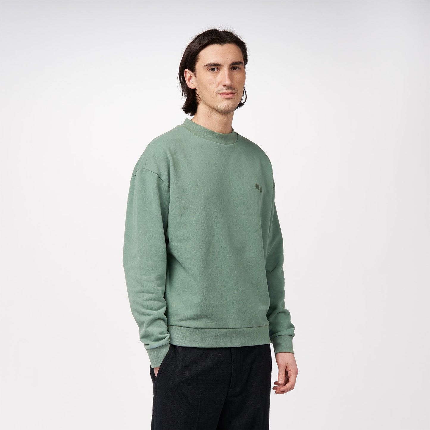 pinqponq-Sweatshirt-Monstera-Green-model-side