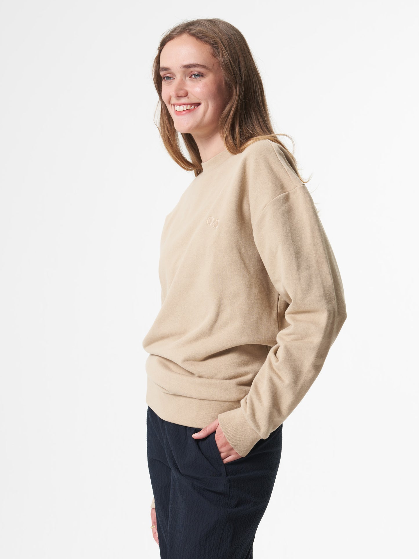 pinqponq-Sweatshirt-Caramel-Khaki-model-side