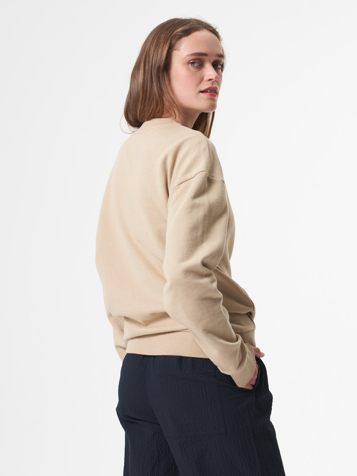 pinqponq-Sweatshirt-Caramel-Khaki-model-side