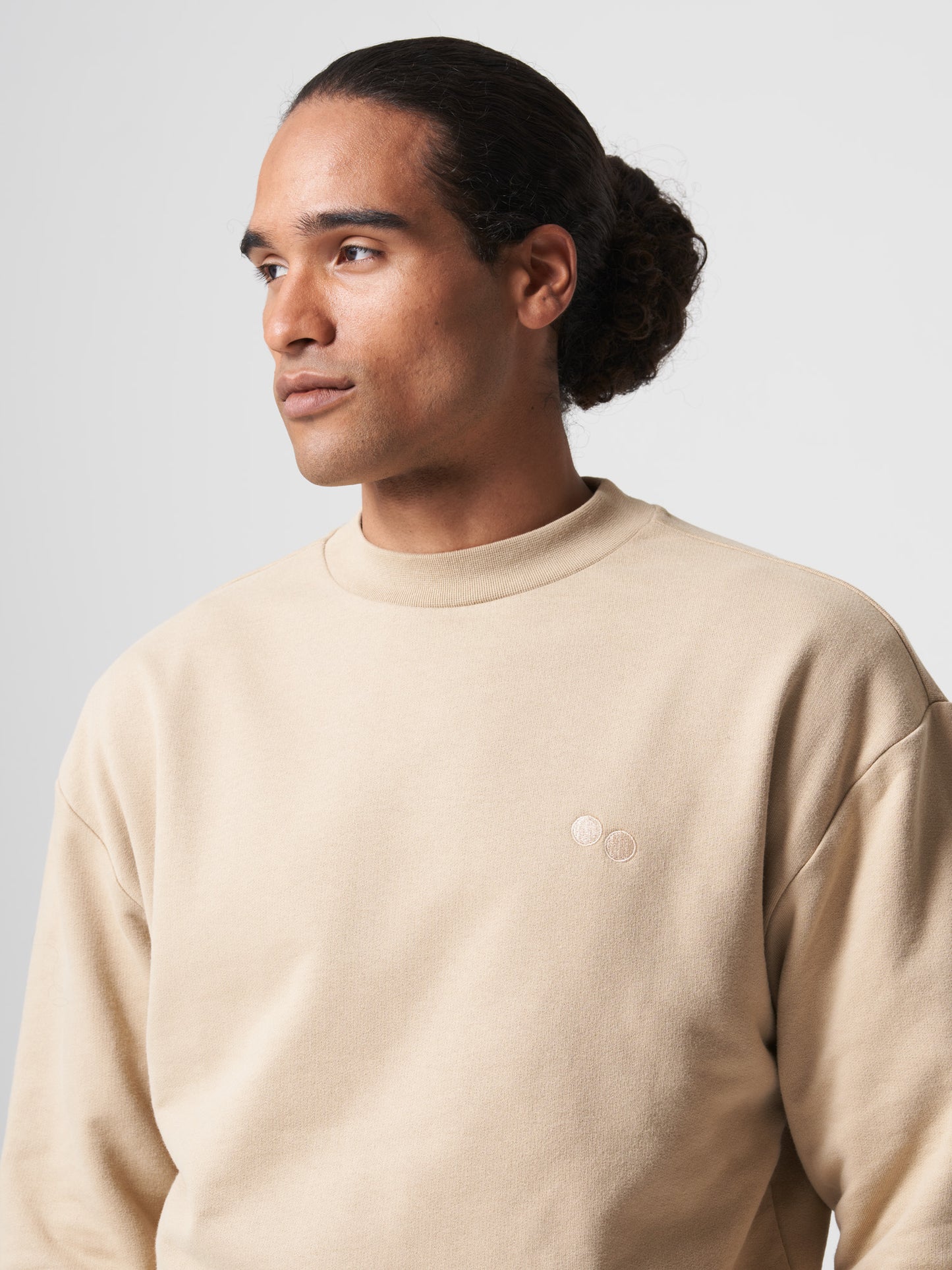 pinqponq-Sweatshirt-Caramel-Khaki-model-front