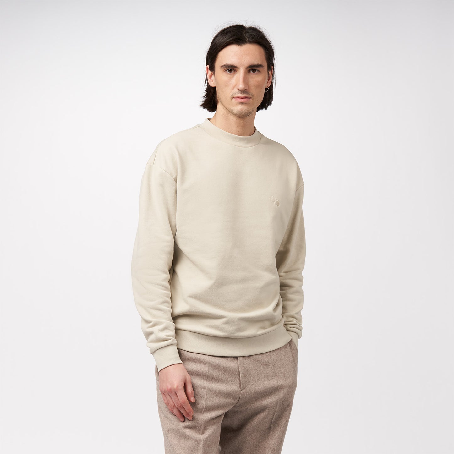 pinqponq-Sweatshirt-Cliff-Beige-unisex-model-front