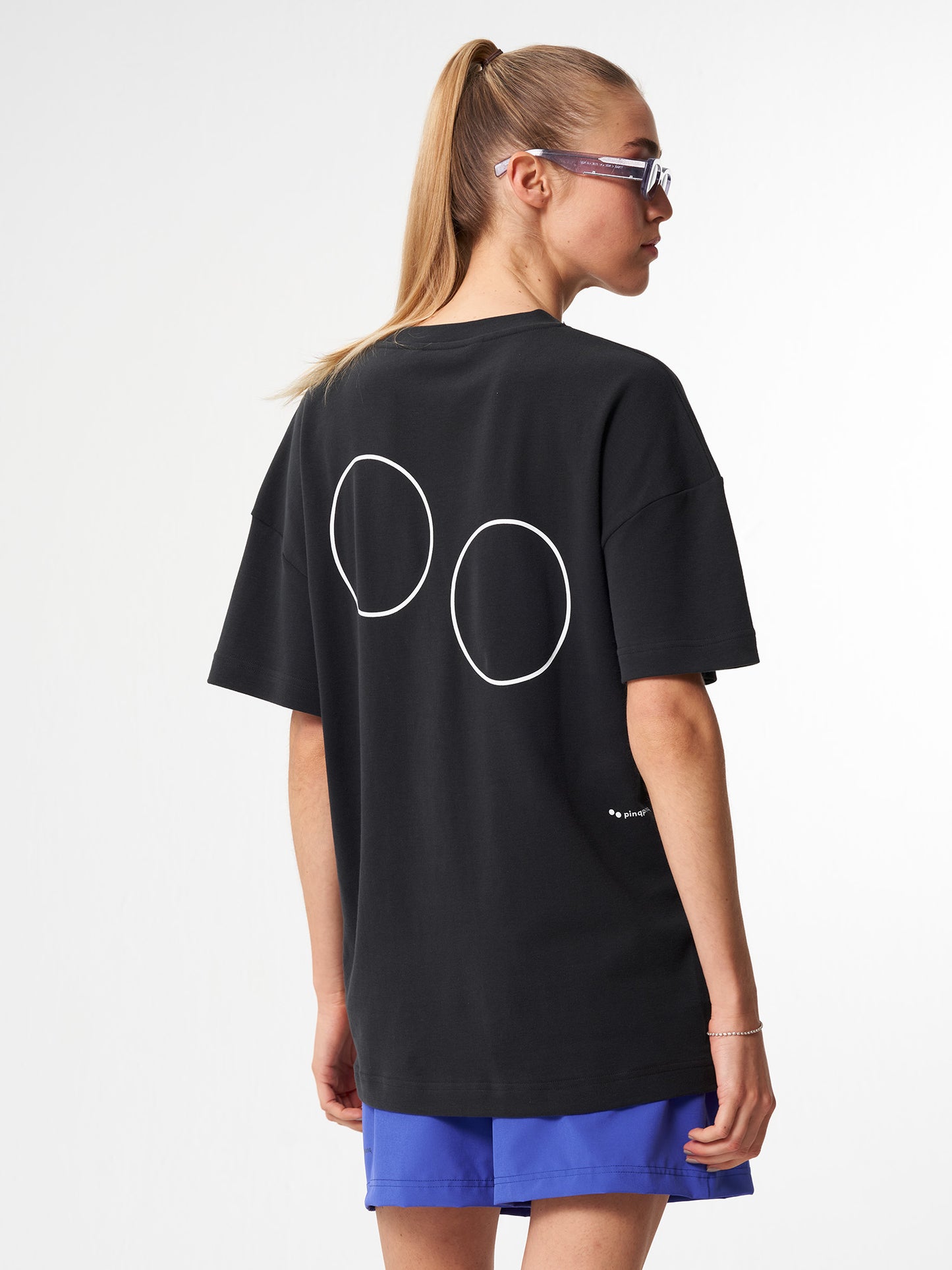 pinqponq-Tshirt-Unisex-Circles-Peat-Black-model-back