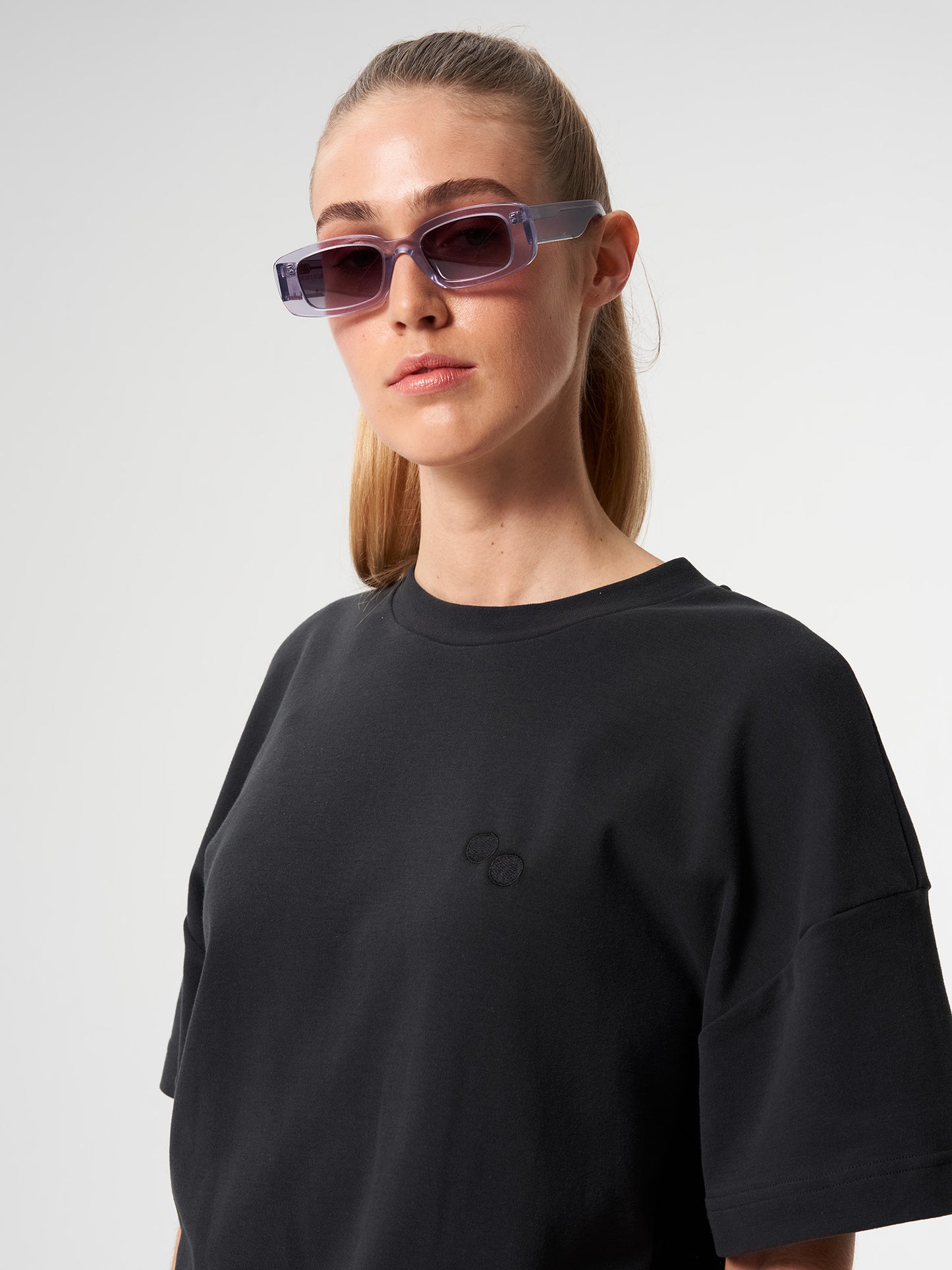 pinqponq-Tshirt-Unisex-Circles-Peat-Black-model-closeup-front