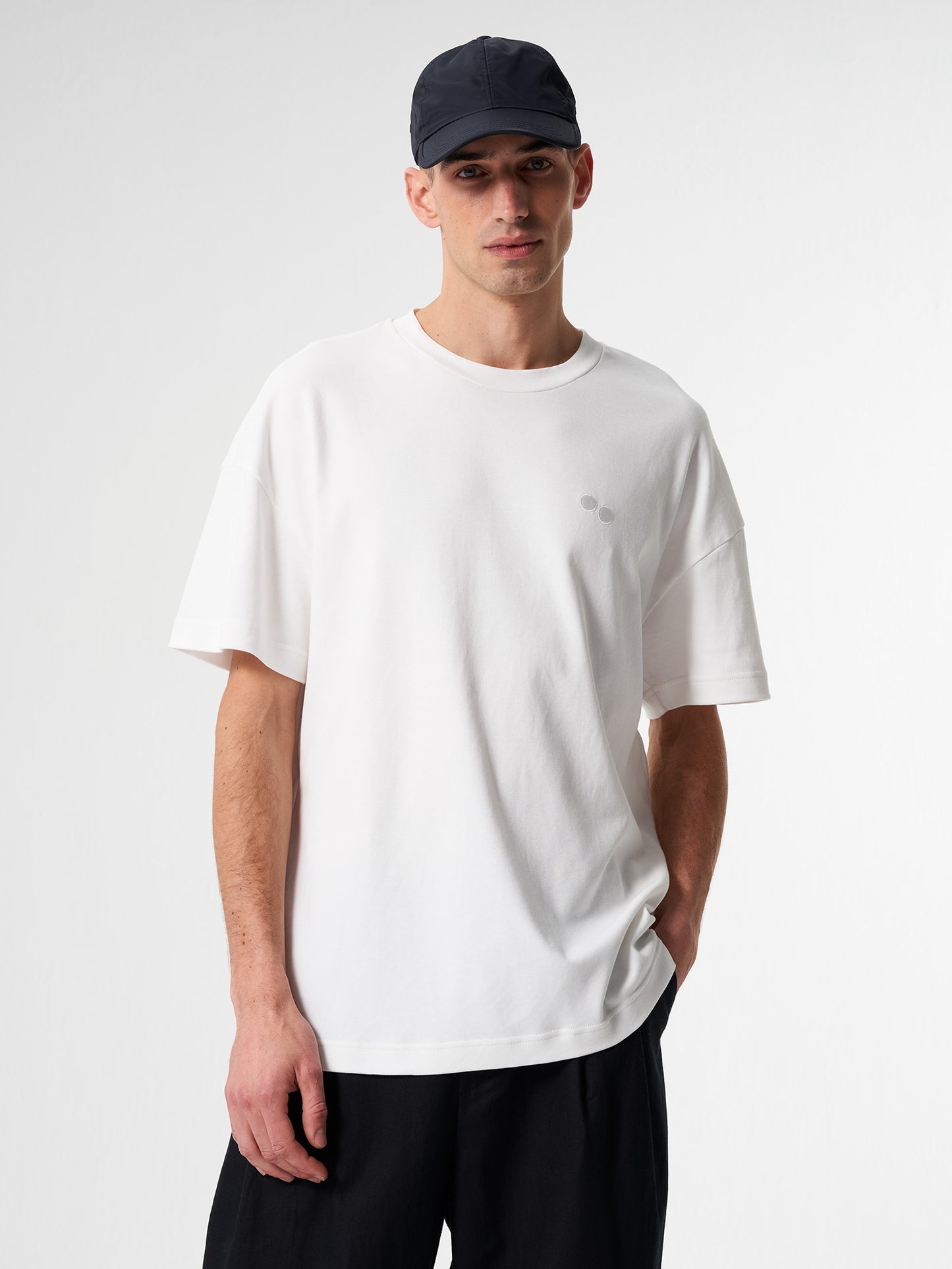 pinqponq-Tshirt-Unisex-Circles-Dandelion-White-model-front