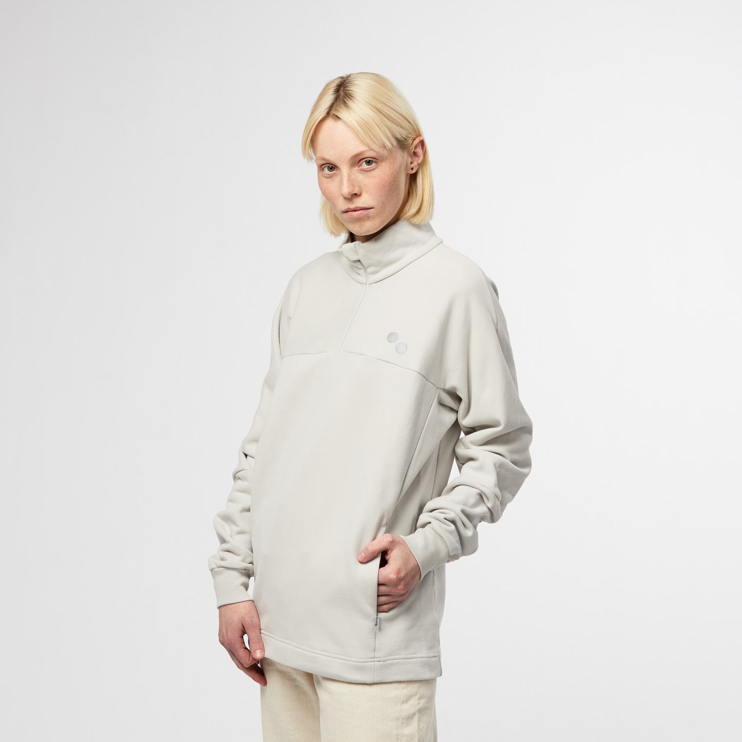 pinqponq-Troyer-Limestone-Grey-unisex-model-front