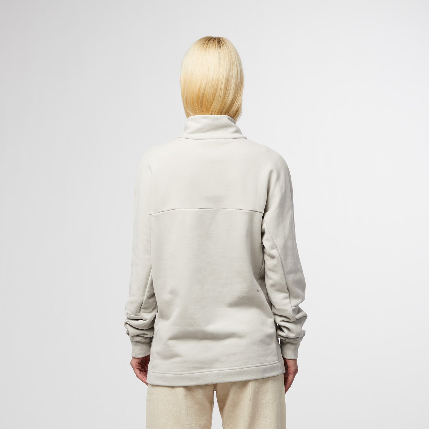 pinqponq-Troyer-Limestone-Grey-unisex-model-back