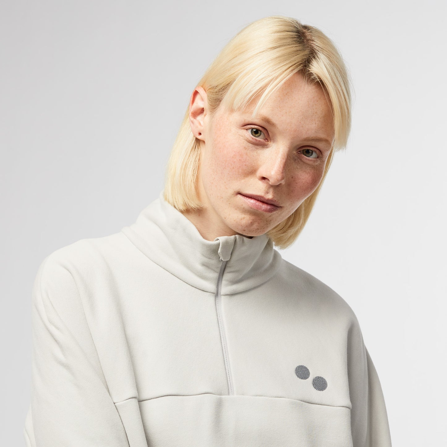 pinqponq-Troyer-Limestone-Grey-unisex-model-front