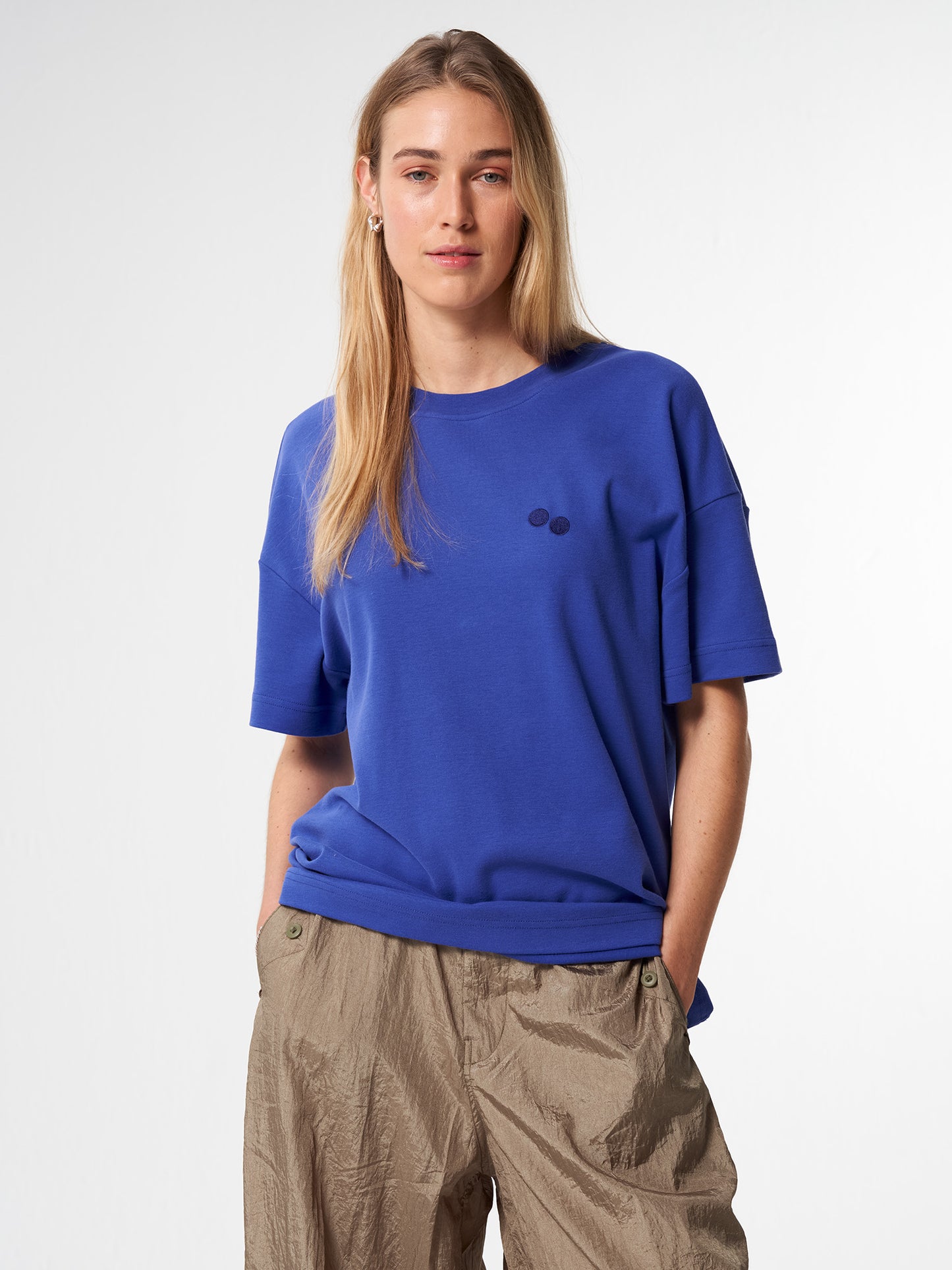 pinqponq-Tshirt-Unisex-Poppy-Blue-model-front