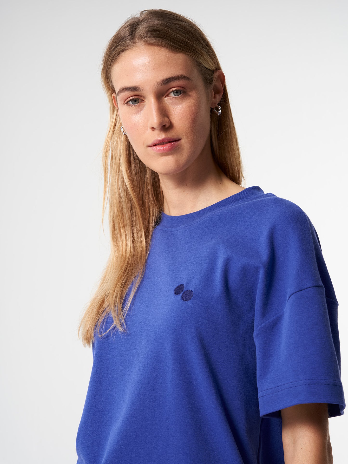 pinqponq-Tshirt-Unisex-Poppy-Blue-model-closeup-front