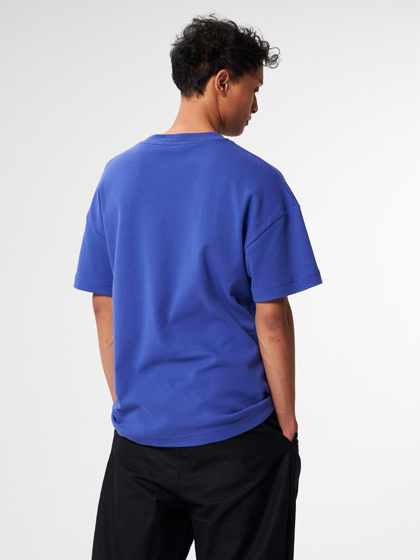 pinqponq-Tshirt-Unisex-Poppy-Blue-model-back