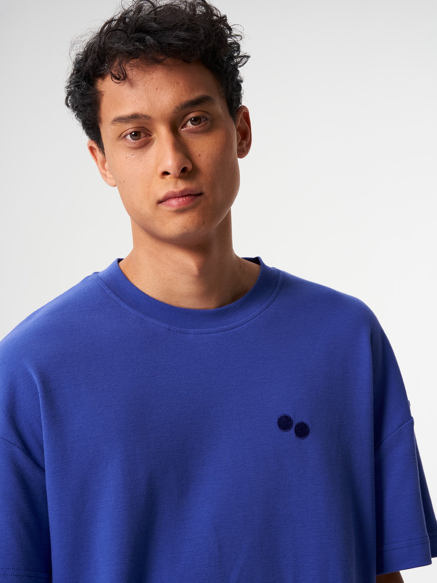 pinqponq-Tshirt-Unisex-Poppy-Blue-model-closeup-front