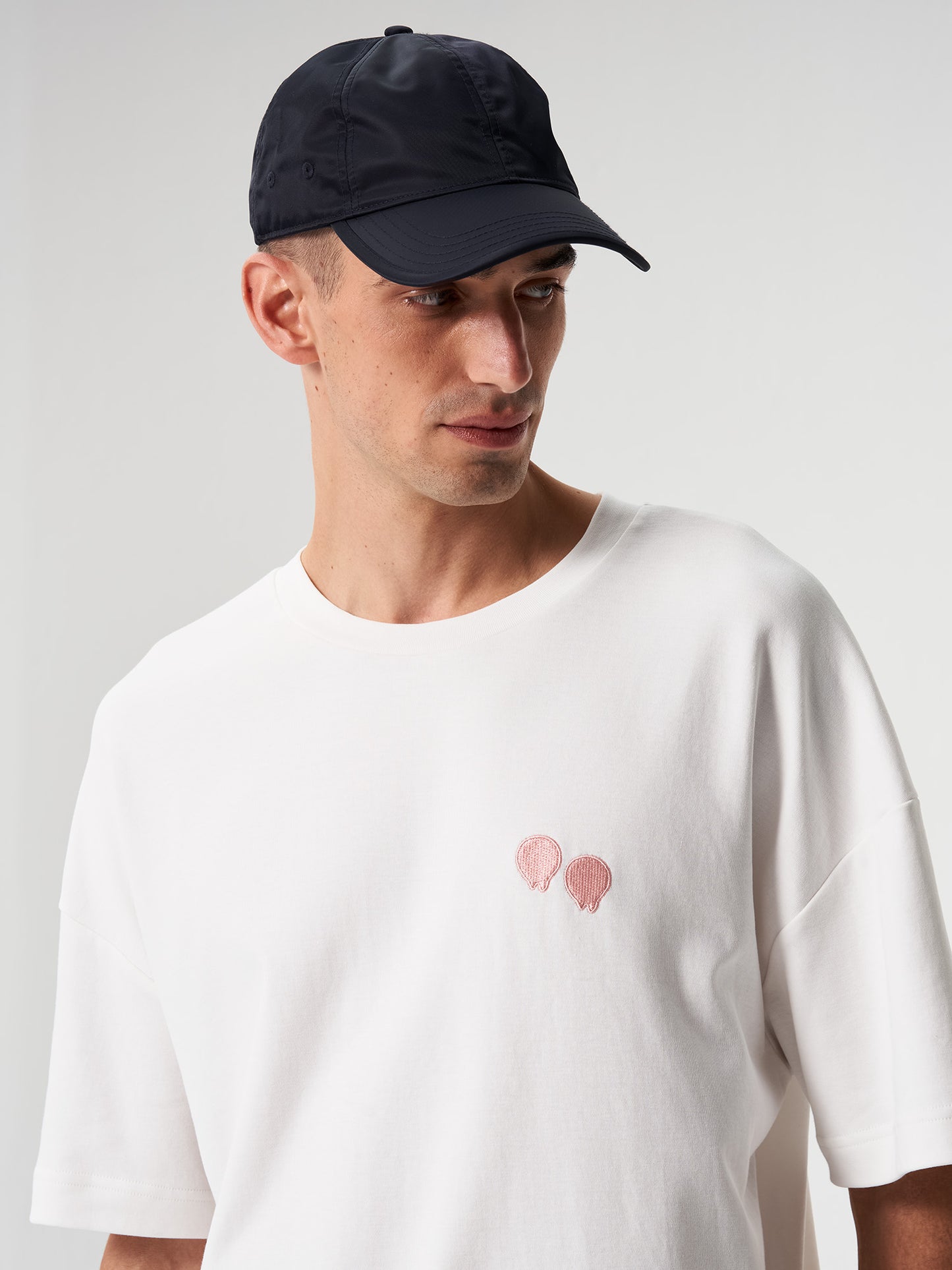 pinqponq-Tshirt-Unisex-Pointilism-Dandelion-White-model-closeup-back