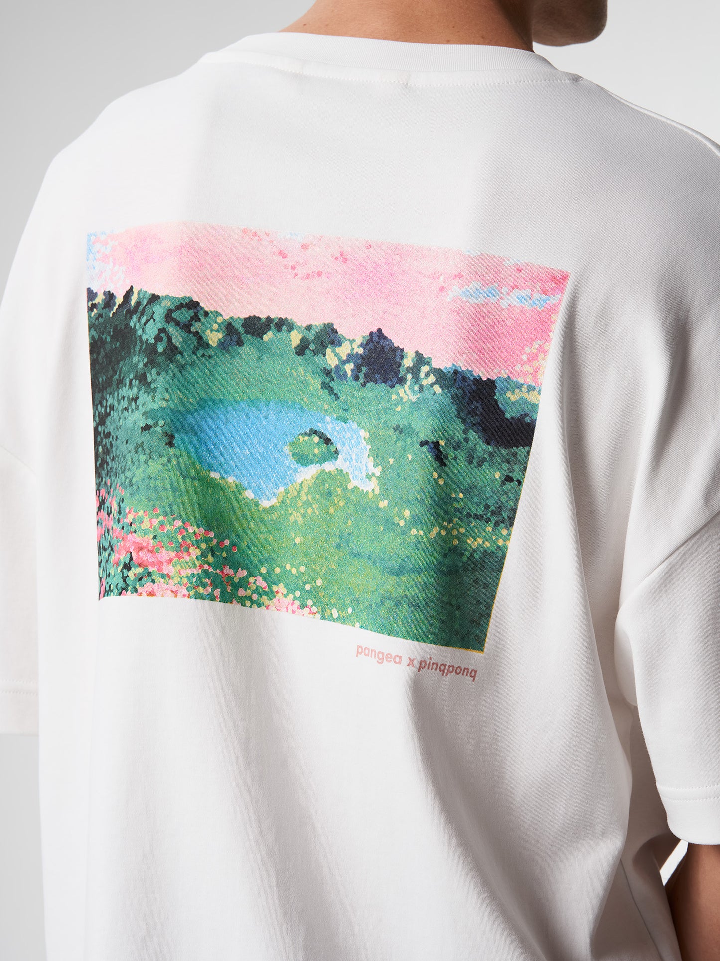 pinqponq-Tshirt-Unisex-Pointilism-Dandelion-White-model-closeup-back