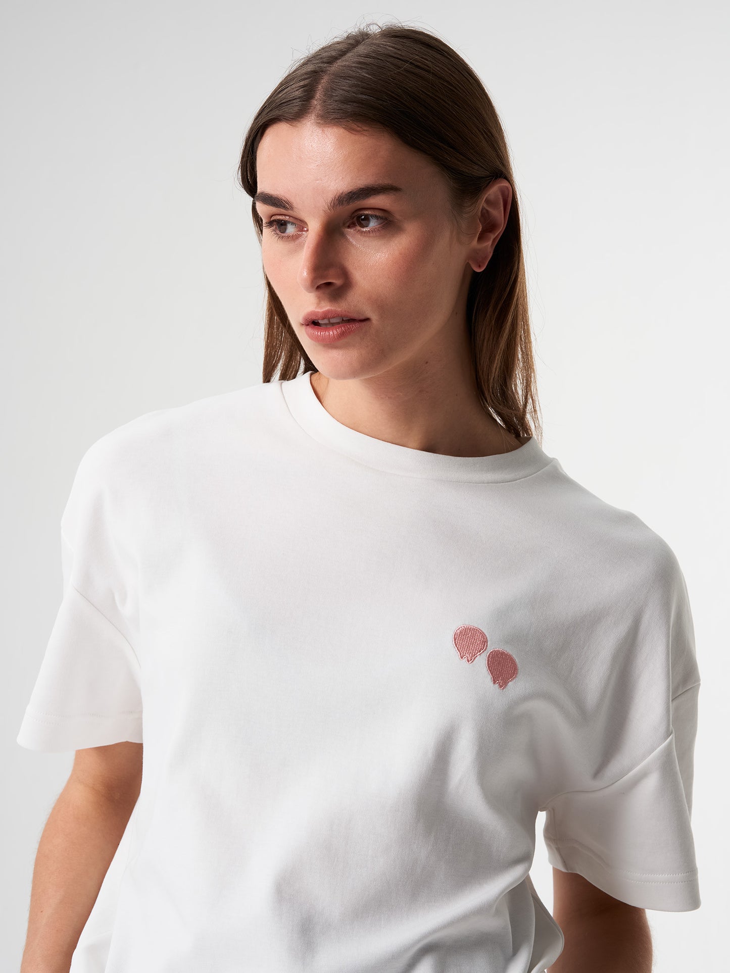 pinqponq-Tshirt-Unisex-Pointilism-Dandelion-White-model-closeup-front