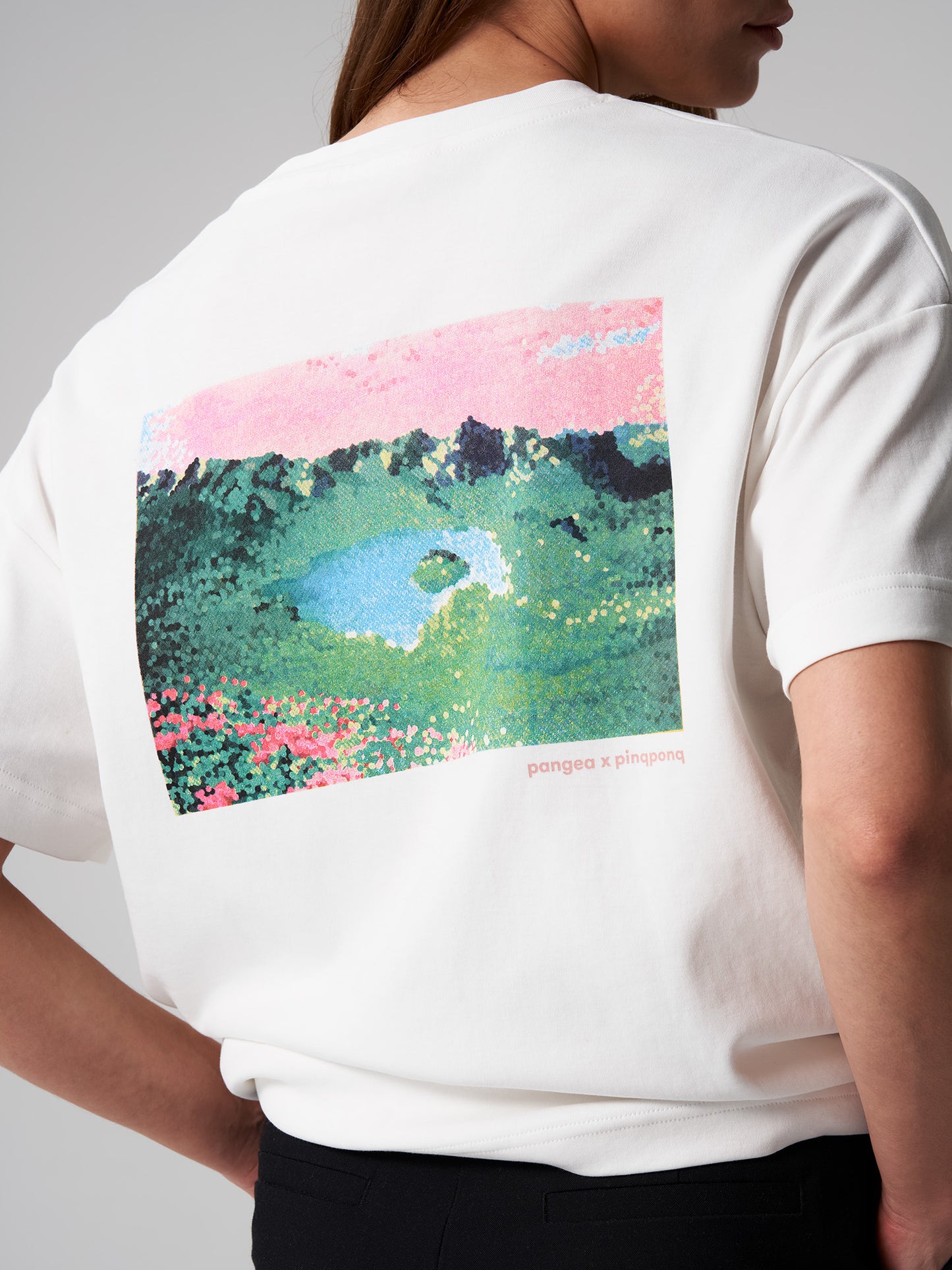 pinqponq-Tshirt-Unisex-Pointilism-Dandelion-White-model-closeup-back