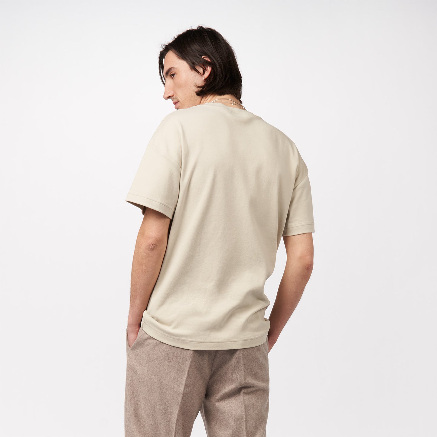 pinqponq-T-Shirt-Unisex-Cliff-Beige-model-back