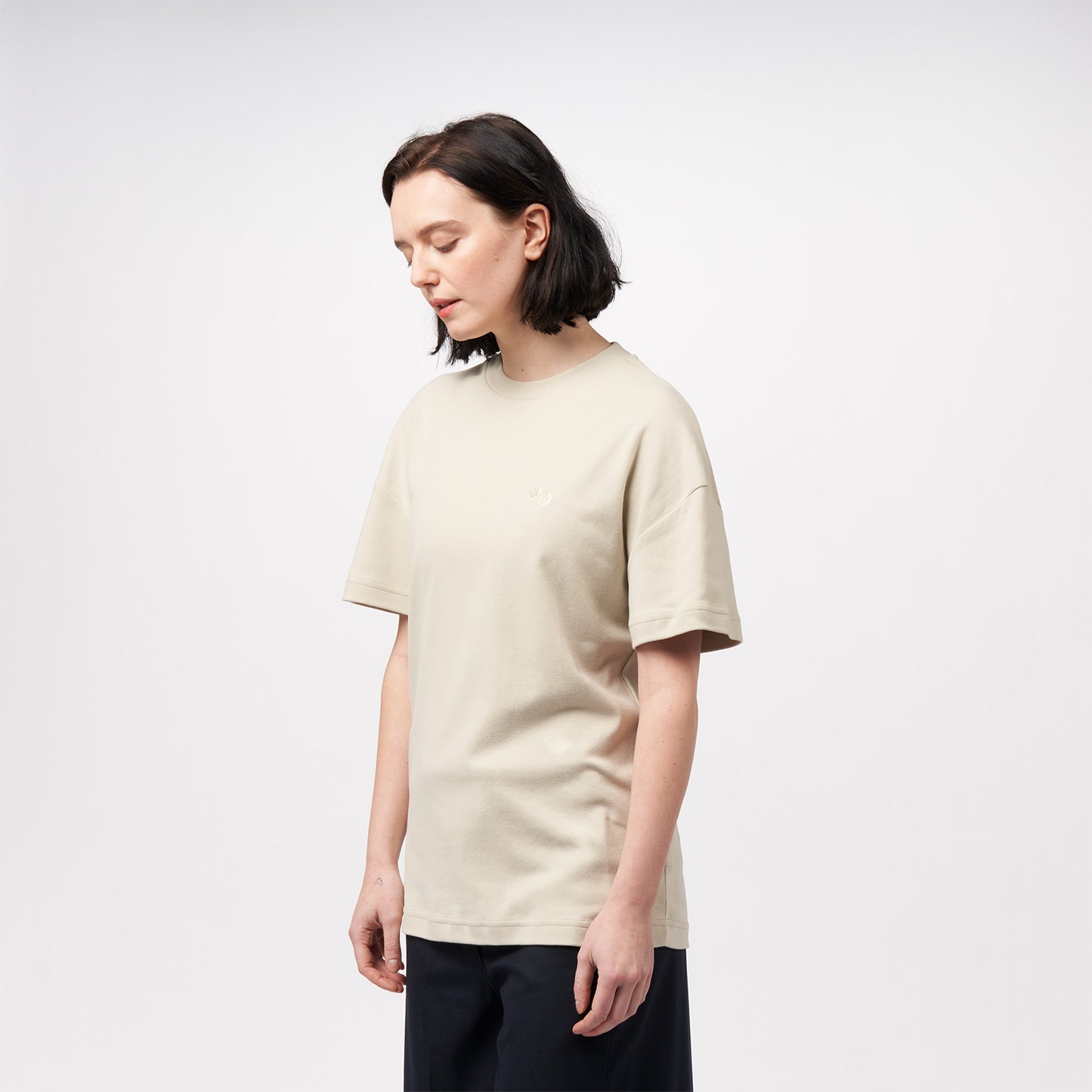 pinqponq-T-Shirt-Unisex-Cliff-Beige-model-side
