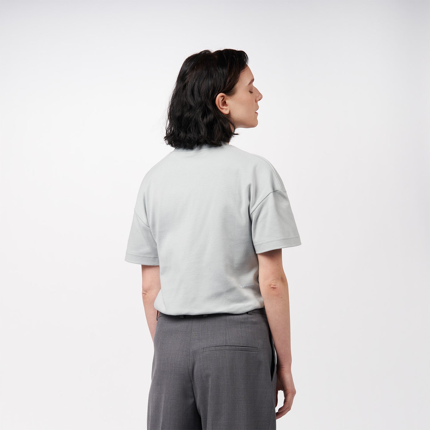 pinqponq-T-Shirt-Unisex-Iced-Grey-model-back