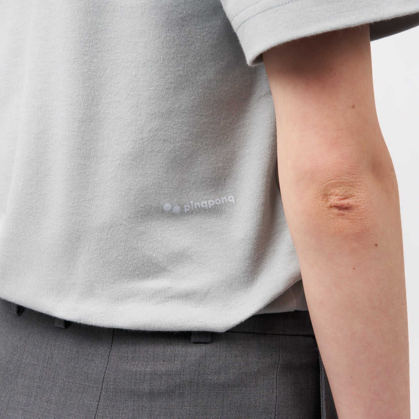 pinqponq-T-Shirt-Unisex-Iced-Grey-detail