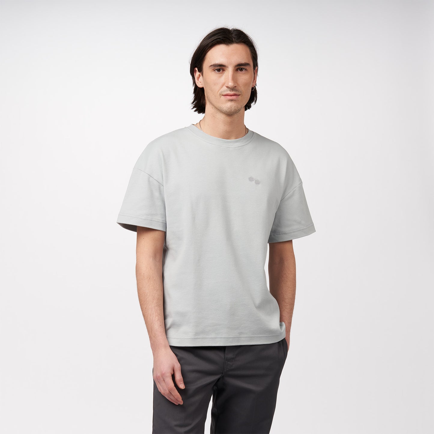 pinqponq-T-Shirt-Unisex-Iced-Grey-model-front