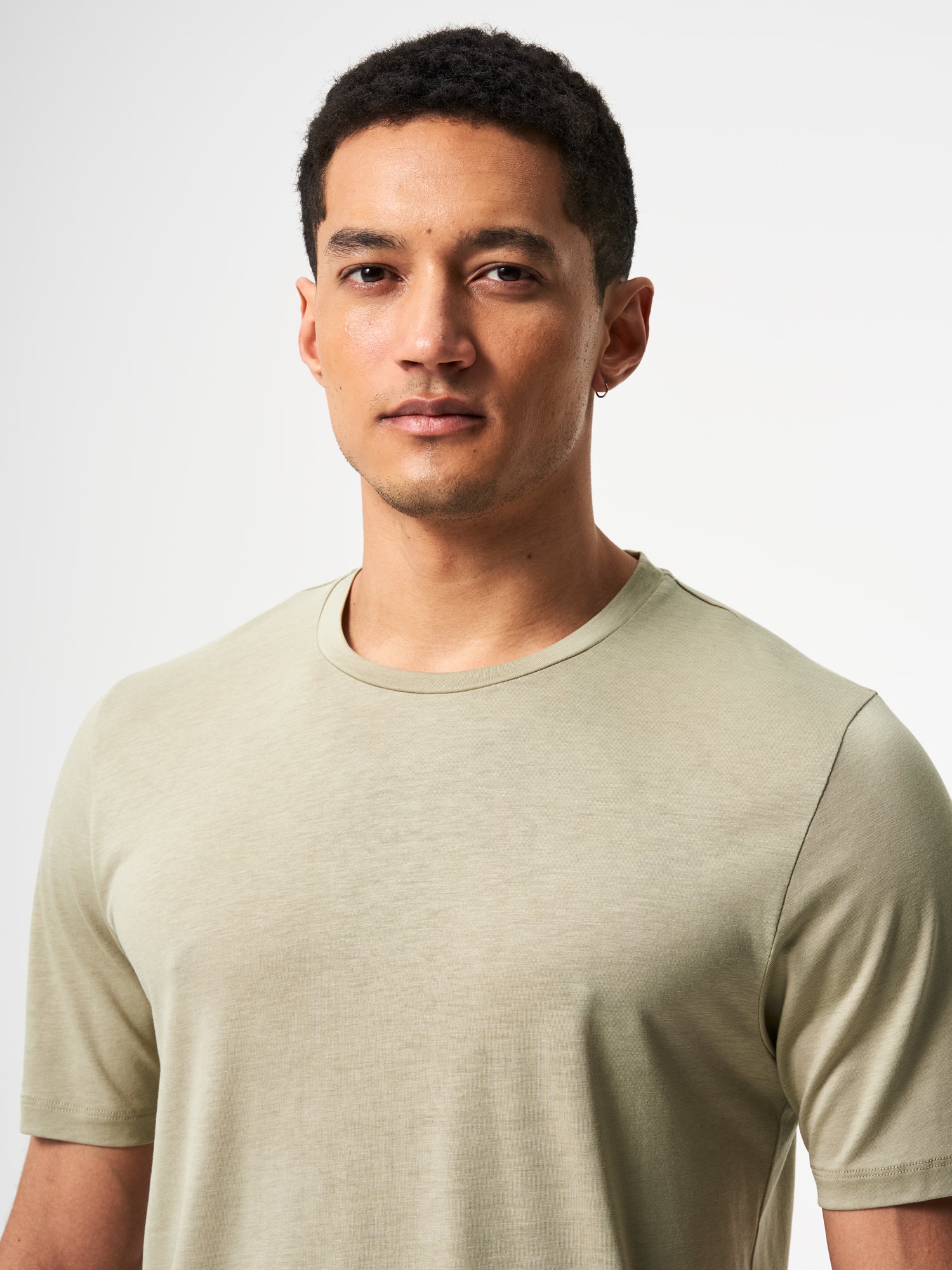 pinqponq-Tshirt-Tencel-Cotton-Men-Iconic-Wooden-Olive-model-front-detail
