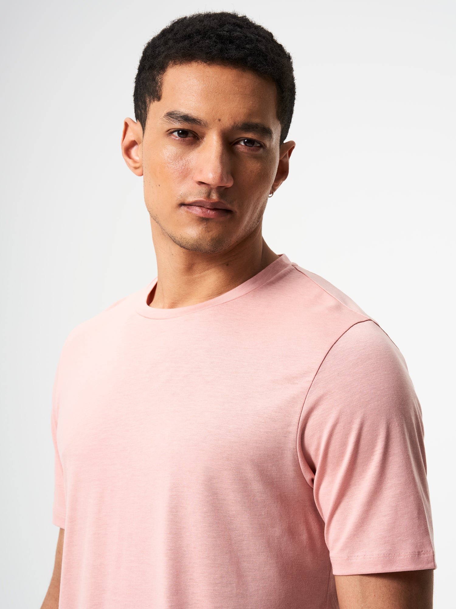 pinqponq-Tshirt-Tencel-Cotton-Men-Iconic-Wooden-Pink-model-front-detail