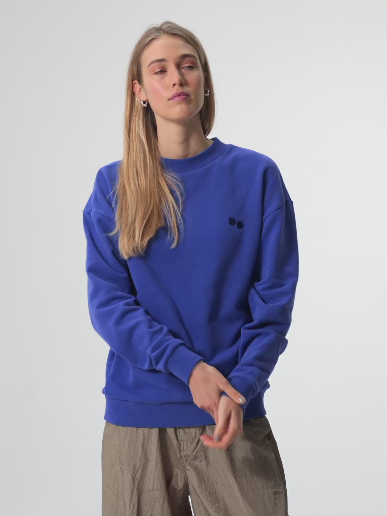 pinqponq-Sweatshirt-Unisex-Poppy-Blue-model-video