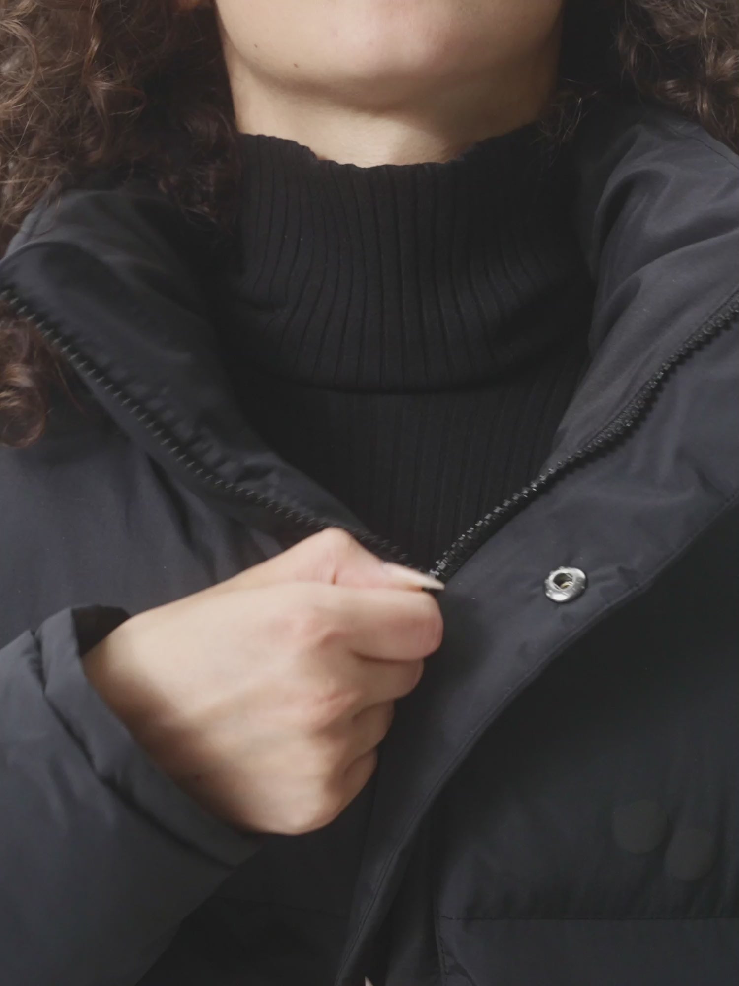 pinqponq-Puffy-Parka-Women-Peat-Black-model-video