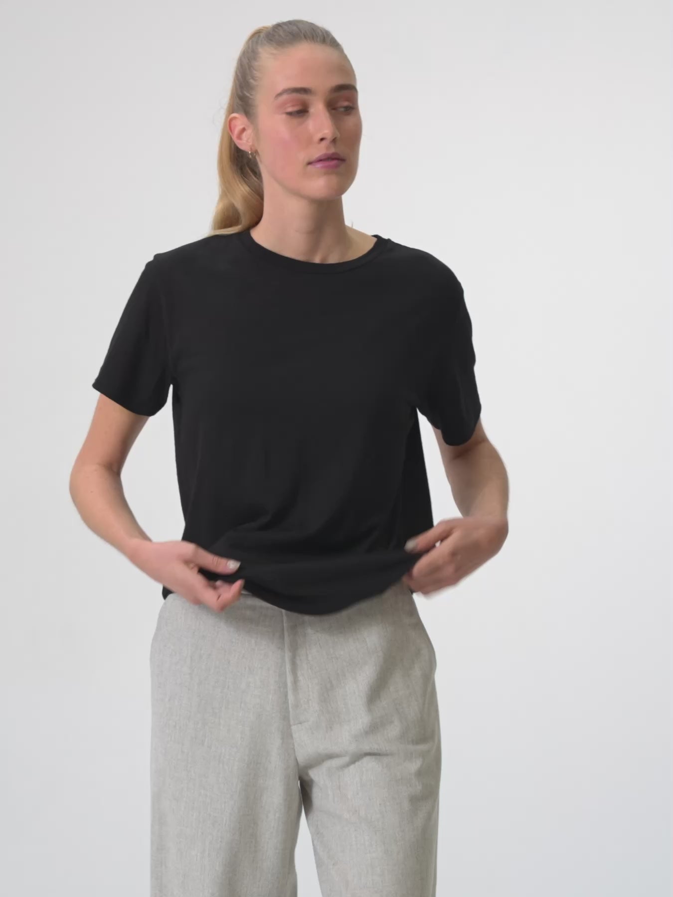 pinqponq-Tshirt-Merino-Women-Tone-Sheep-Black-model-video