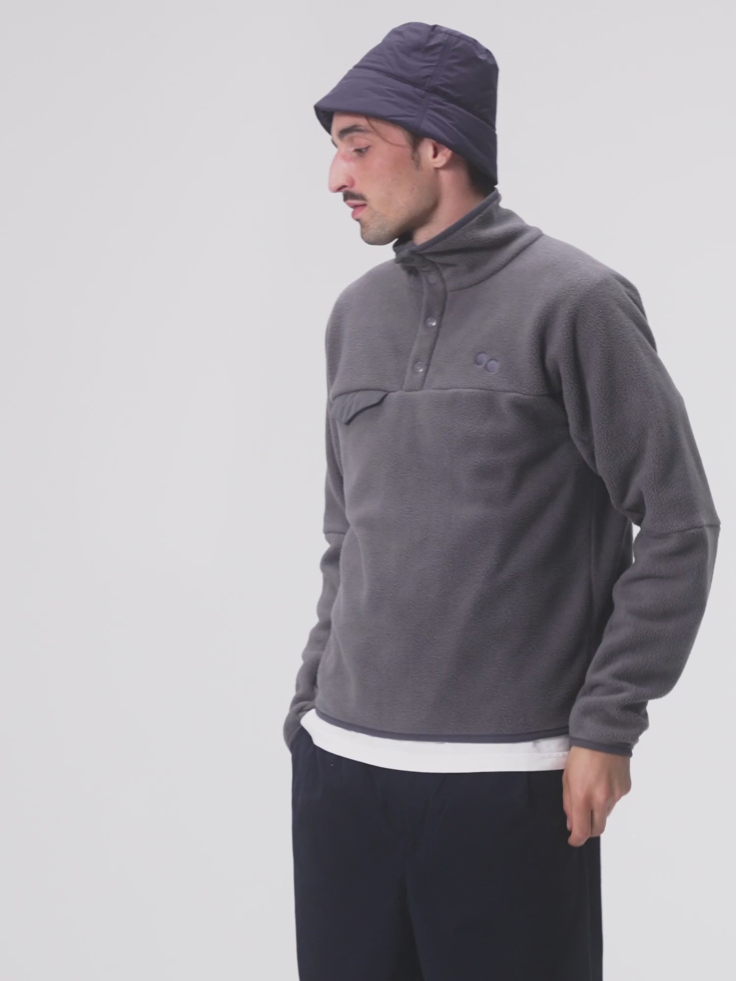 pinqponq-Fleece-Pullover-Graphite-Grey-model-video