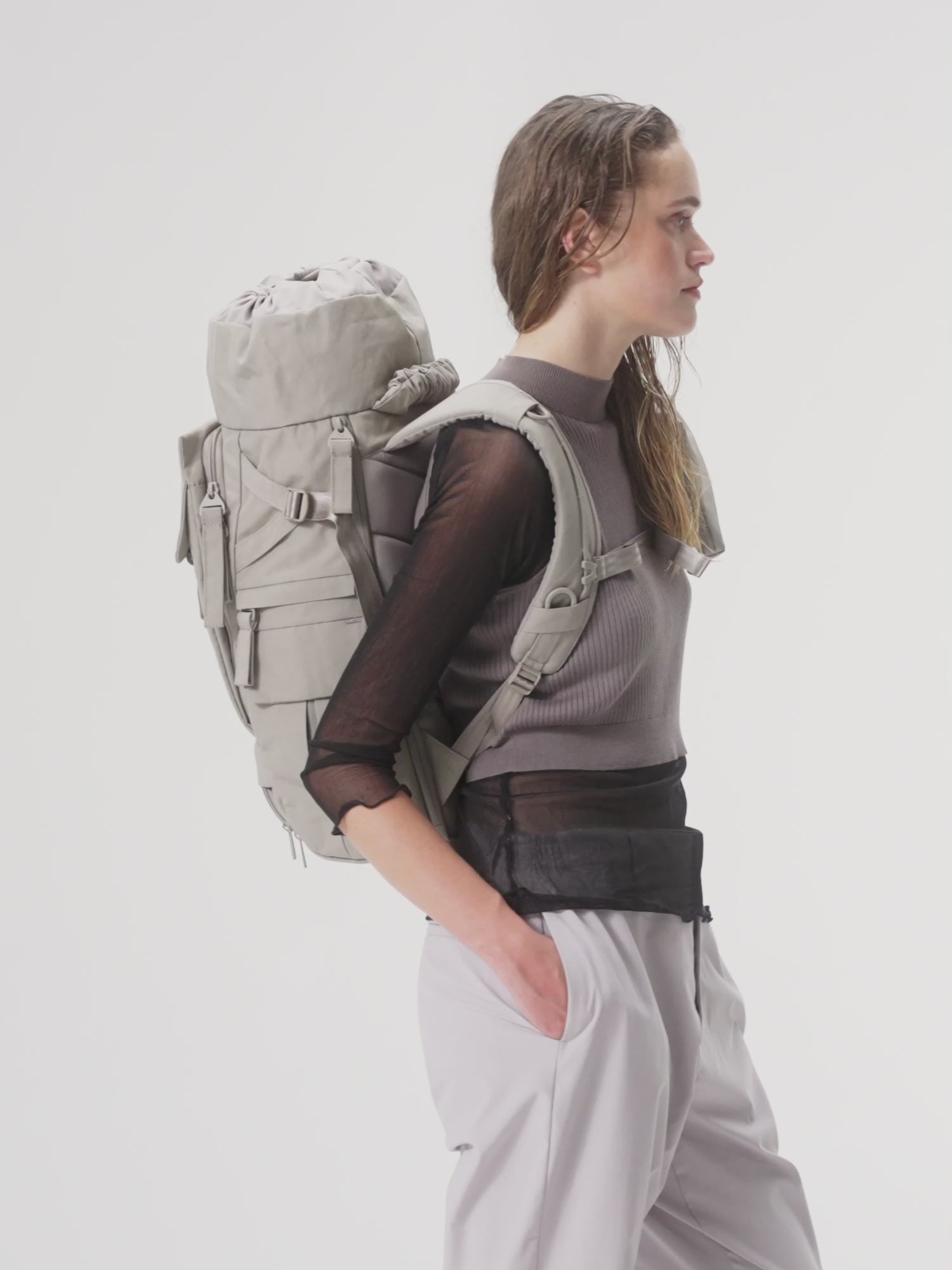 pinqponq-backpack-Blok-Medium-Crinkle-Taupe-model-video