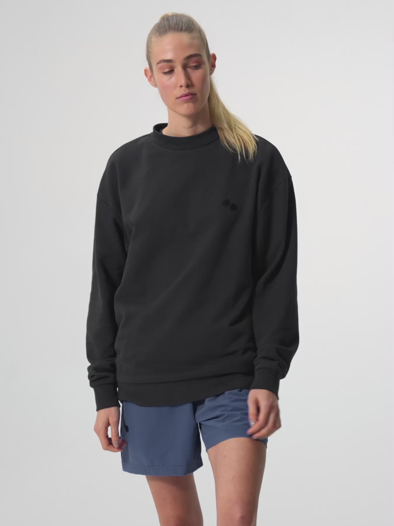 pinqponq-Sweatshirt-Unisex-Circles-Peat-Black-model-video